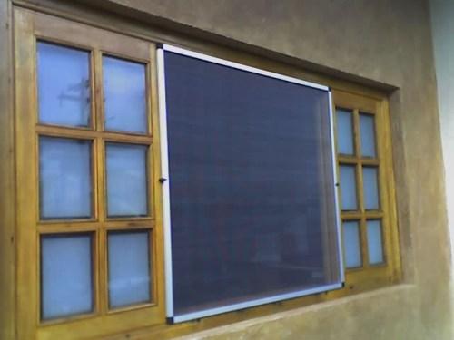 Exemplo de proteção contra o mosquito-da-dengue, uma rede protetora na janela de uma casa.